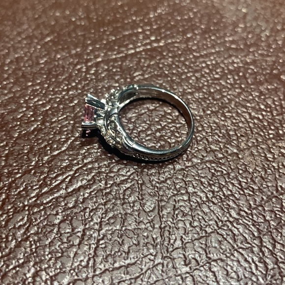 Womans ring - Picture 2 of 4